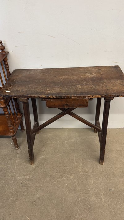 Petite table ancienne en noyer et châtaignier, XVIIIe siècle, 82x62cm