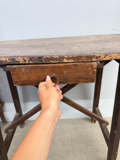 Petite table ancienne en noyer et châtaignier, XVIIIe siècle, 82x62cm