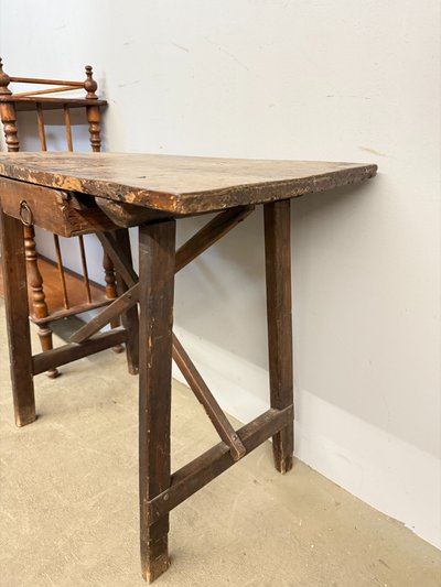 Petite table ancienne en noyer et châtaignier, XVIIIe siècle, 82x62cm