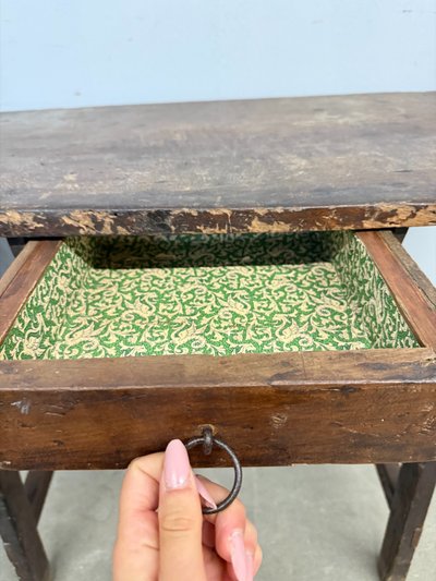 Petite table ancienne en noyer et châtaignier, XVIIIe siècle, 82x62cm