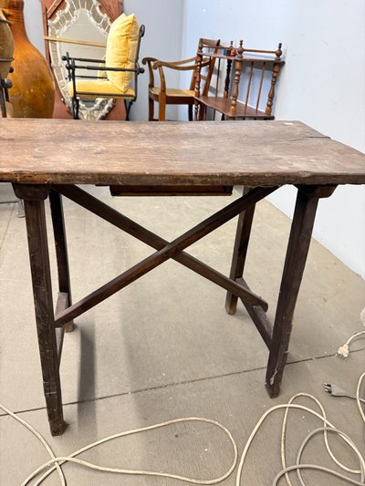 Petite table ancienne en noyer et châtaignier, XVIIIe siècle, 82x62cm
