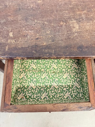 Petite table ancienne en noyer et châtaignier, XVIIIe siècle, 82x62cm