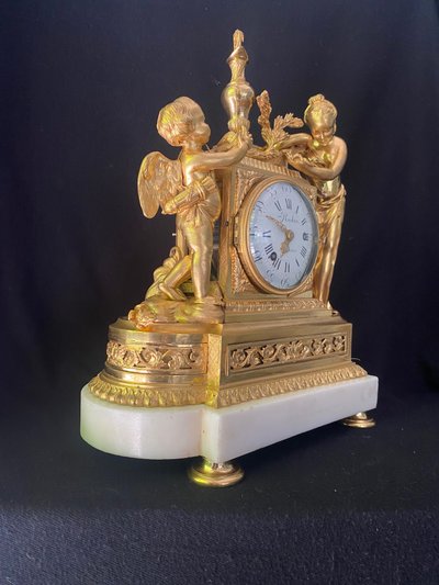Uhr aus vergoldeter Bronze und Marmor, 18. Jahrhundert, „Schmerz“ oder „der Trauernde“, zugeschriebe