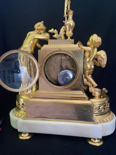 Uhr aus vergoldeter Bronze und Marmor, 18. Jahrhundert, „Schmerz“ oder „der Trauernde“, zugeschriebe