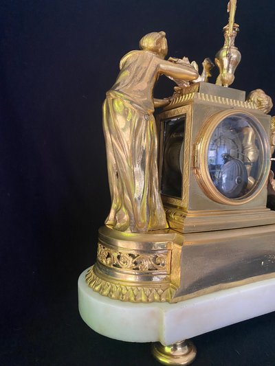 Uhr aus vergoldeter Bronze und Marmor, 18. Jahrhundert, „Schmerz“ oder „der Trauernde“, zugeschriebe