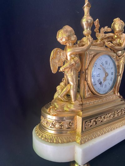 Uhr aus vergoldeter Bronze und Marmor, 18. Jahrhundert, „Schmerz“ oder „der Trauernde“, zugeschriebe