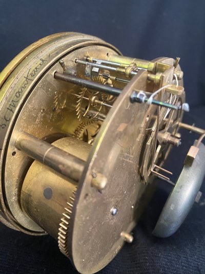 Uhr aus vergoldeter Bronze und Marmor, 18. Jahrhundert, „Schmerz“ oder „der Trauernde“, zugeschriebe