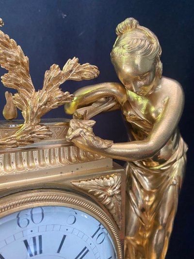 Uhr aus vergoldeter Bronze und Marmor, 18. Jahrhundert, „Schmerz“ oder „der Trauernde“, zugeschriebe