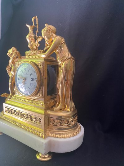 Uhr aus vergoldeter Bronze und Marmor, 18. Jahrhundert, „Schmerz“ oder „der Trauernde“, zugeschriebe