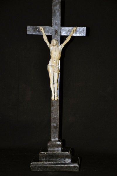 Crocifisso in legno annerito, Cristo in avorio scolpito XVII secolo