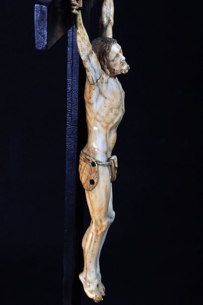 Crocifisso in legno annerito, Cristo in avorio scolpito XVII secolo