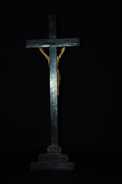 Crocifisso in legno annerito, Cristo in avorio scolpito XVII secolo
