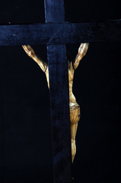 Crocifisso in legno annerito, Cristo in avorio scolpito XVII secolo