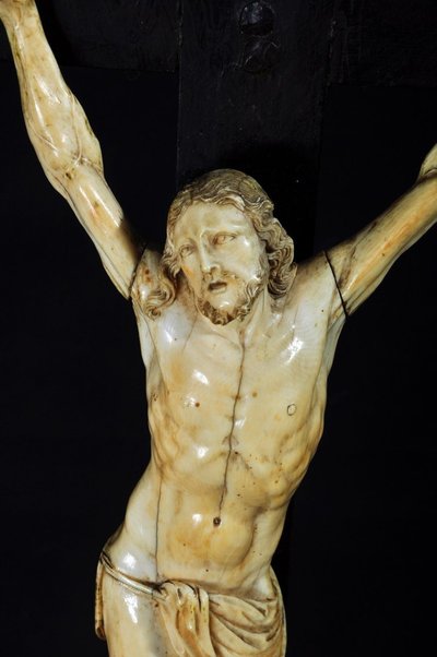 Crocifisso in legno annerito, Cristo in avorio scolpito XVII secolo