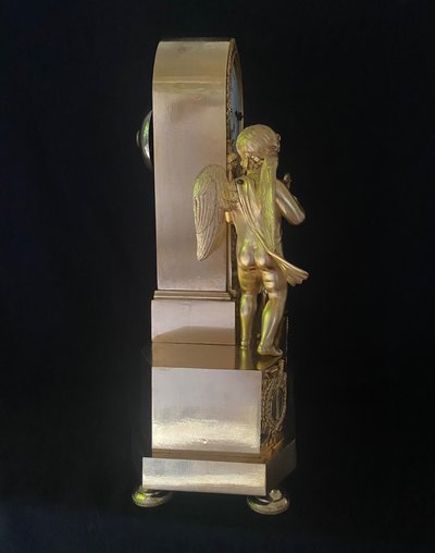 Pendule en bronze doré « l’amour aveugle » vers 1820
