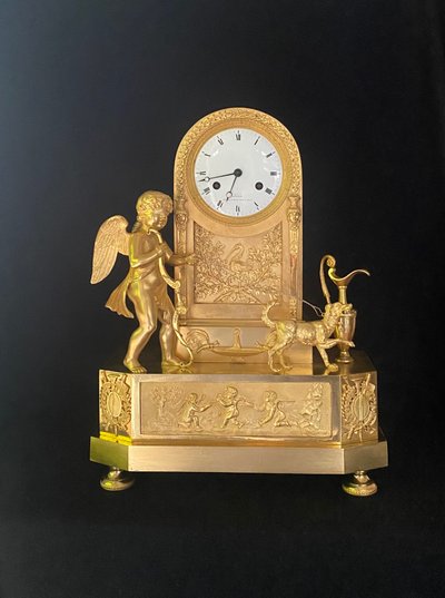 Pendule en bronze doré « l’amour aveugle » vers 1820