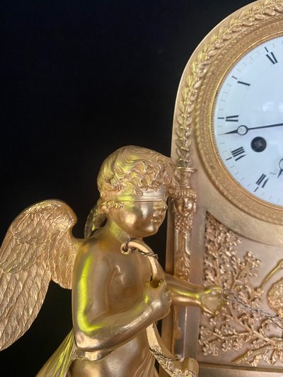 Pendule en bronze doré « l’amour aveugle » vers 1820