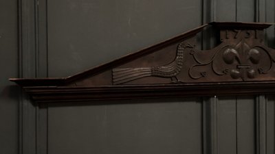 Giebel aus geschnitztem Holz 1751 Vogel- und Liliendekor