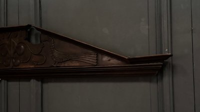 Giebel aus geschnitztem Holz 1751 Vogel- und Liliendekor