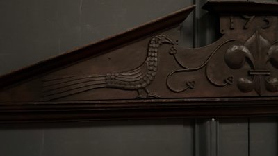 Giebel aus geschnitztem Holz 1751 Vogel- und Liliendekor