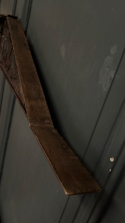 Giebel aus geschnitztem Holz 1751 Vogel- und Liliendekor