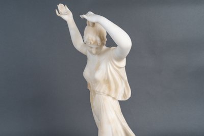 Scultura di donna in alabastro, fine XIX secolo