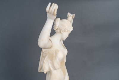 Scultura di donna in alabastro, fine XIX secolo
