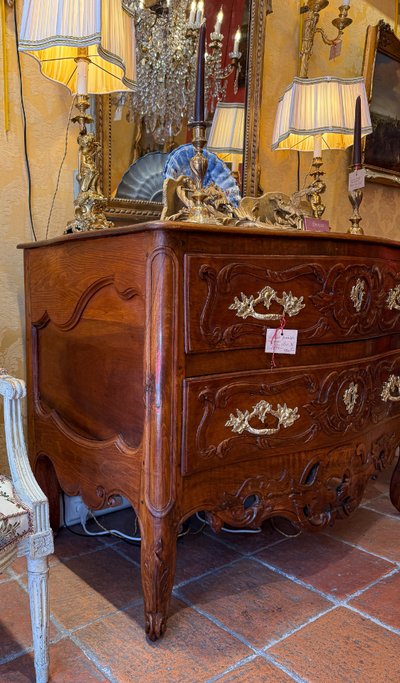 Commodo curvo in noce modanato e intagliato di epoca Luigi XV, proveniente dalla Provenza, 1740-1750 ca.