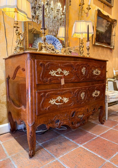 Commodo curvo in noce modanato e intagliato di epoca Luigi XV, proveniente dalla Provenza, 1740-1750 ca.