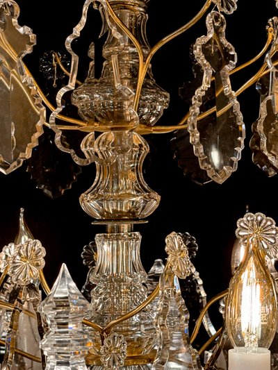 Lustre signé Baccarat de style Louis XV en bronze doré et décor de crystal taillé  vers 1880-1890