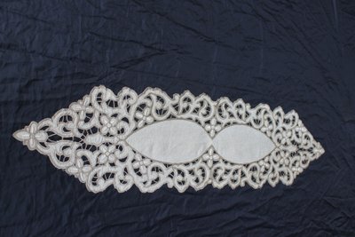 Large centerpiece in Art Deco embroidery, length: 162 cm