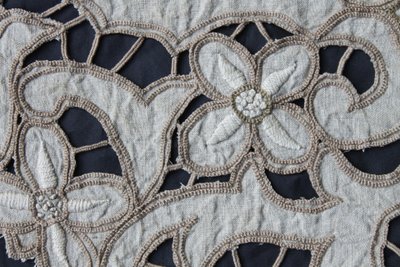 Large centerpiece in Art Deco embroidery, length: 162 cm