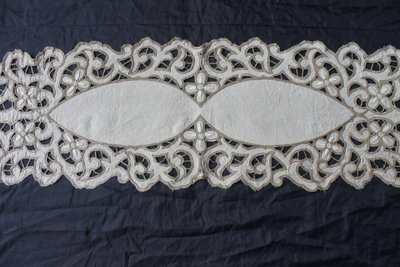 Large centerpiece in Art Deco embroidery, length: 162 cm