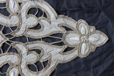 Large centerpiece in Art Deco embroidery, length: 162 cm