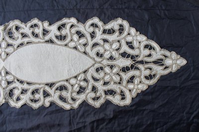 Large centerpiece in Art Deco embroidery, length: 162 cm