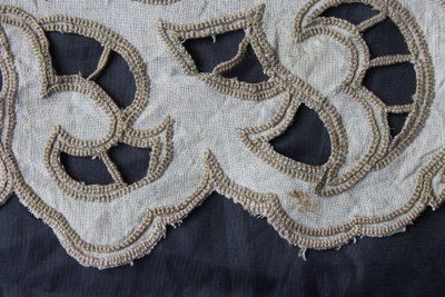 Large centerpiece in Art Deco embroidery, length: 162 cm