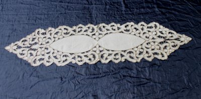 Large centerpiece in Art Deco embroidery, length: 162 cm