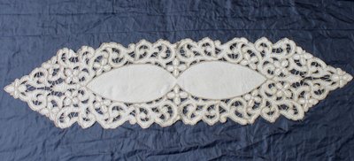 Large centerpiece in Art Deco embroidery, length: 162 cm