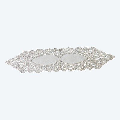 Large centerpiece in Art Deco embroidery, length: 162 cm