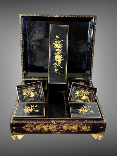 CINA XIX / GRANDE CASSETTA IN LEGNO LACCATO CON DECORAZIONE DORATA DI POPOLI E PAGODINE