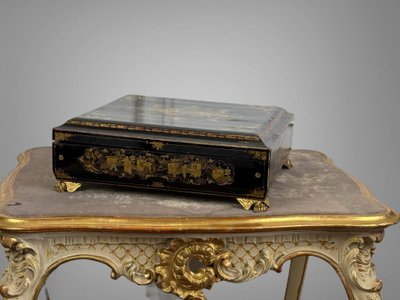CINA XIX / GRANDE CASSETTA IN LEGNO LACCATO CON DECORAZIONE DORATA DI POPOLI E PAGODINE