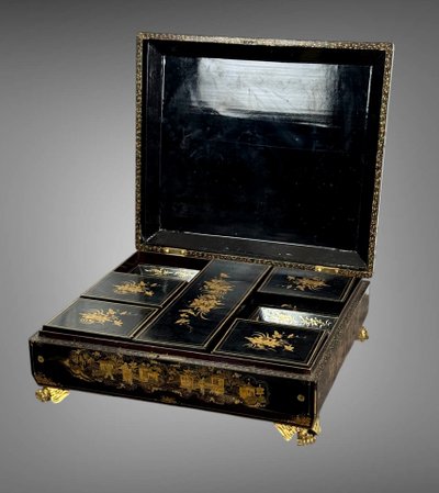 CINA XIX / GRANDE CASSETTA IN LEGNO LACCATO CON DECORAZIONE DORATA DI POPOLI E PAGODINE