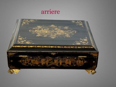 CINA XIX / GRANDE CASSETTA IN LEGNO LACCATO CON DECORAZIONE DORATA DI POPOLI E PAGODINE