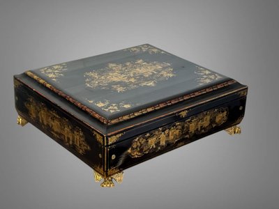 CINA XIX / GRANDE CASSETTA IN LEGNO LACCATO CON DECORAZIONE DORATA DI POPOLI E PAGODINE