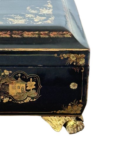 CINA XIX / GRANDE CASSETTA IN LEGNO LACCATO CON DECORAZIONE DORATA DI POPOLI E PAGODINE