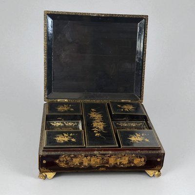 CINA XIX / GRANDE CASSETTA IN LEGNO LACCATO CON DECORAZIONE DORATA DI POPOLI E PAGODINE
