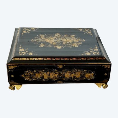 CINA XIX / GRANDE CASSETTA IN LEGNO LACCATO CON DECORAZIONE DORATA DI POPOLI E PAGODINE