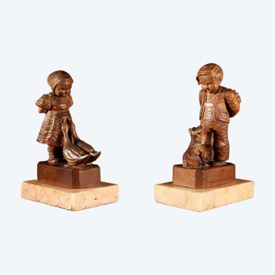  Ein Paar Originalskulpturen aus dem Schwarzwald, die einen Jungen und ein Mädchen darstellen.