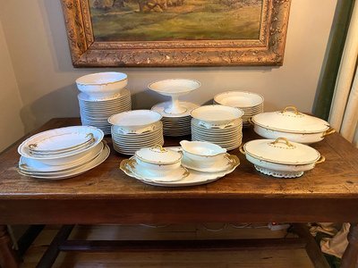 Limoges. Servizio in porcellana bianca con decorazioni dorate. GOA Francia, 77 pezzi