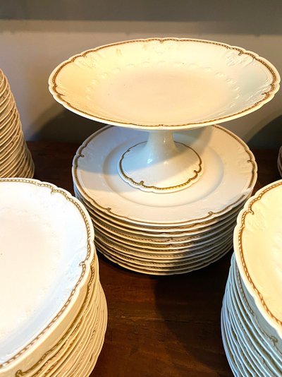 Limoges. Servizio in porcellana bianca con decorazioni dorate. GOA Francia, 77 pezzi